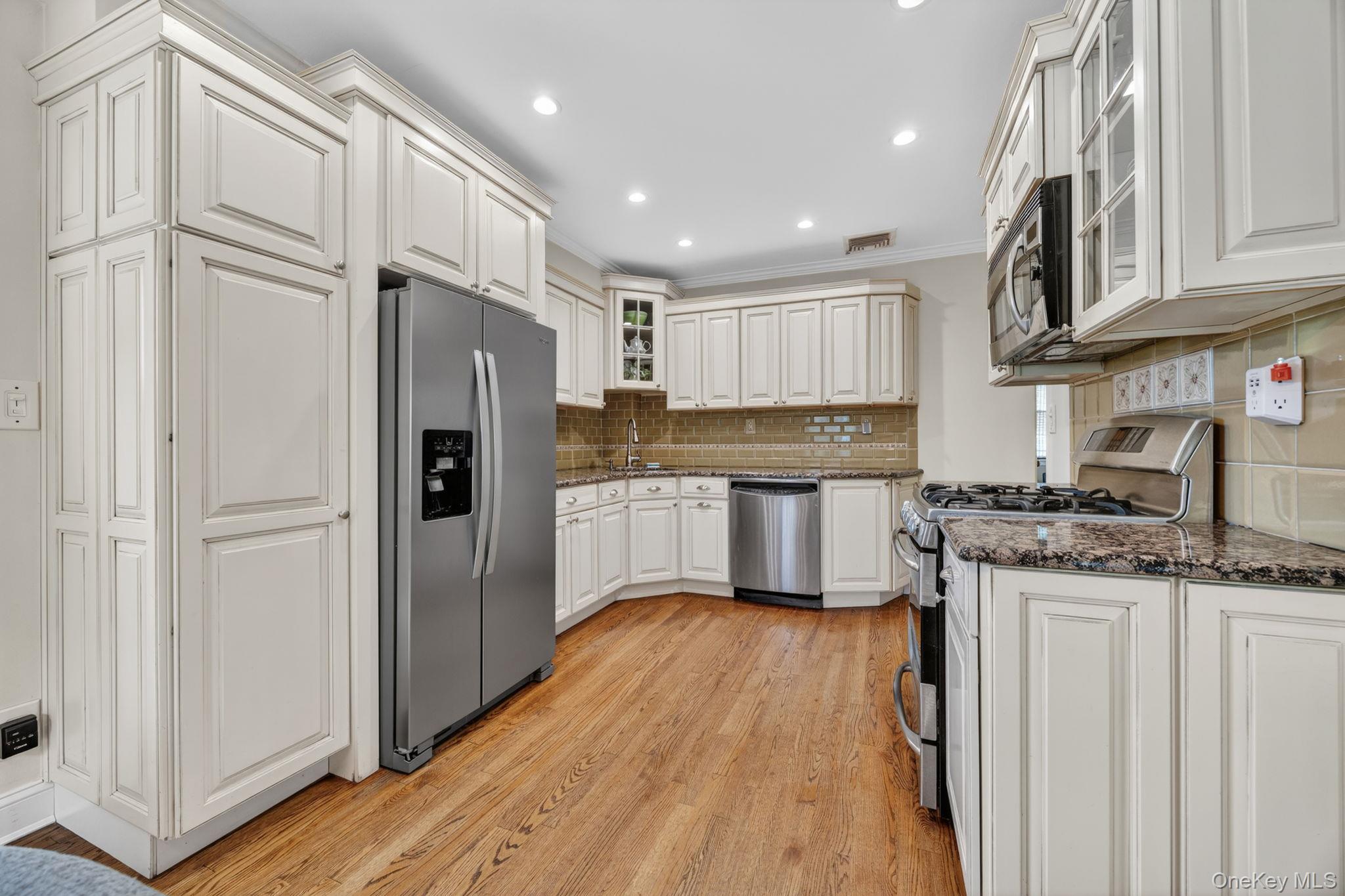1049 Admont Avenue Property Photo 7