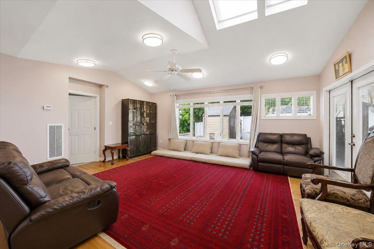 15 Oakhurst Street Property Photo 8