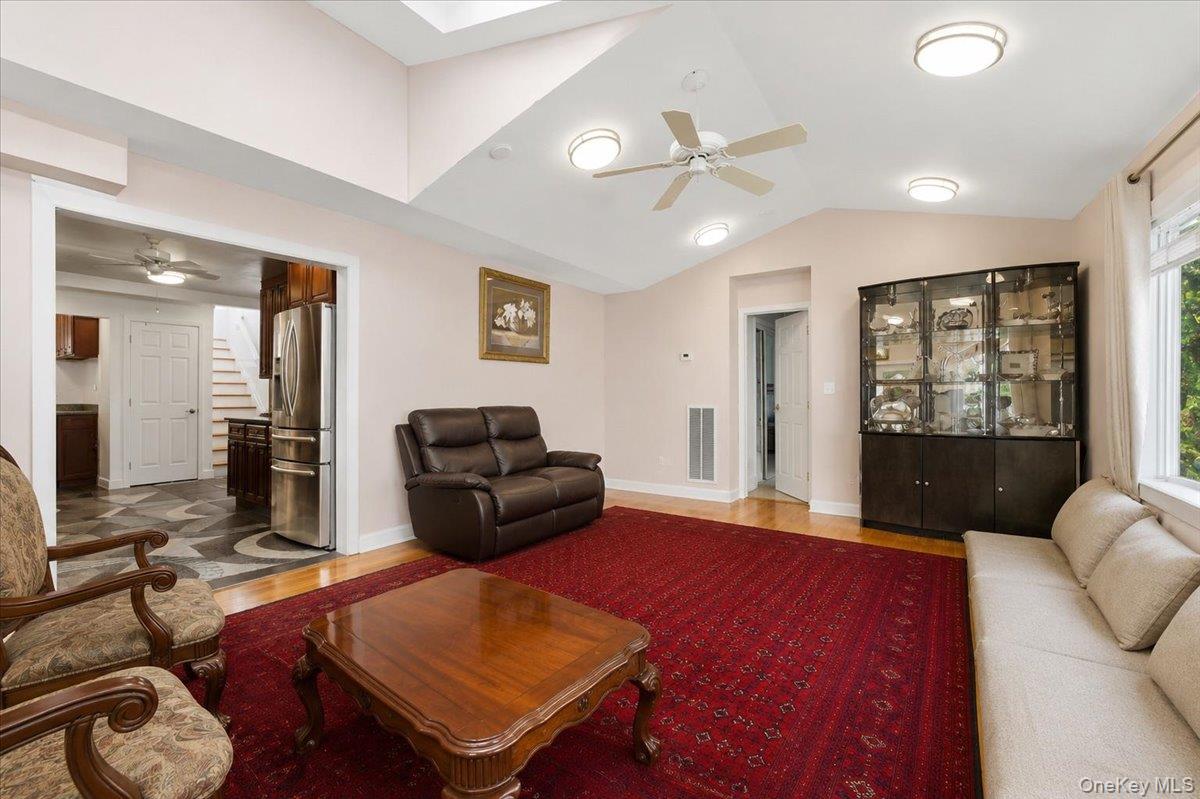 15 Oakhurst Street Property Photo 9