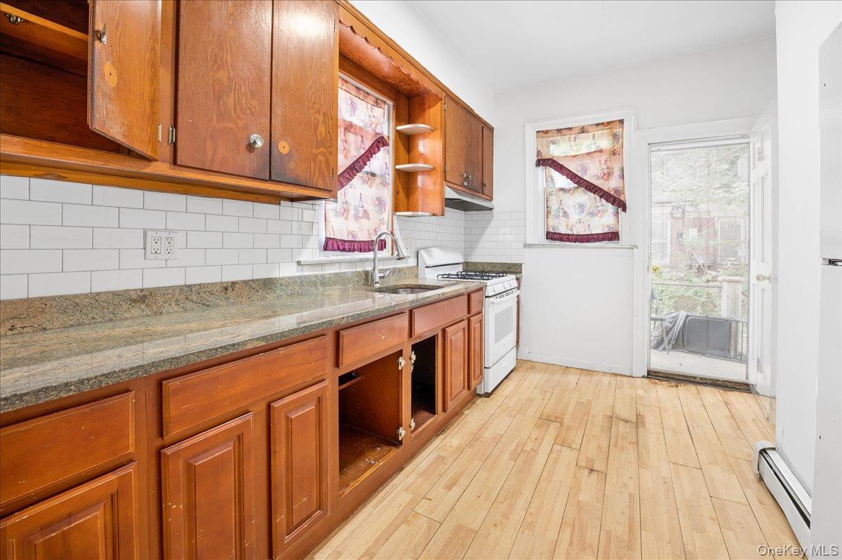 4384 Carpenter Avenue Property Photo 7