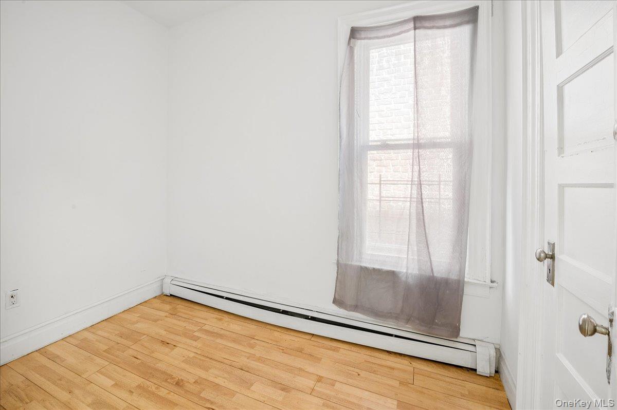 4384 Carpenter Avenue Property Photo 9