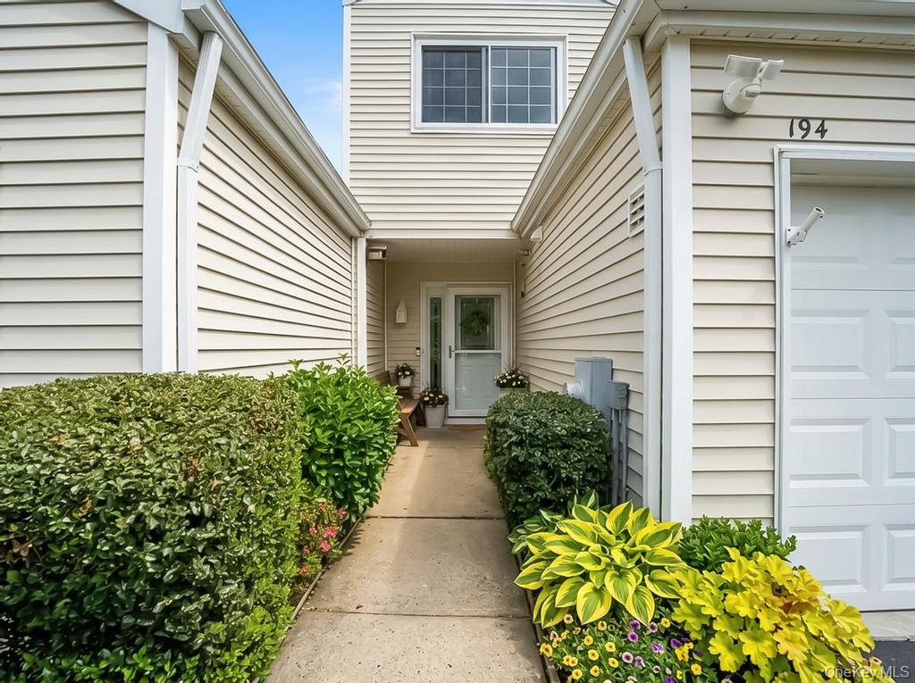 194 Gothic Circle Property Photo 3