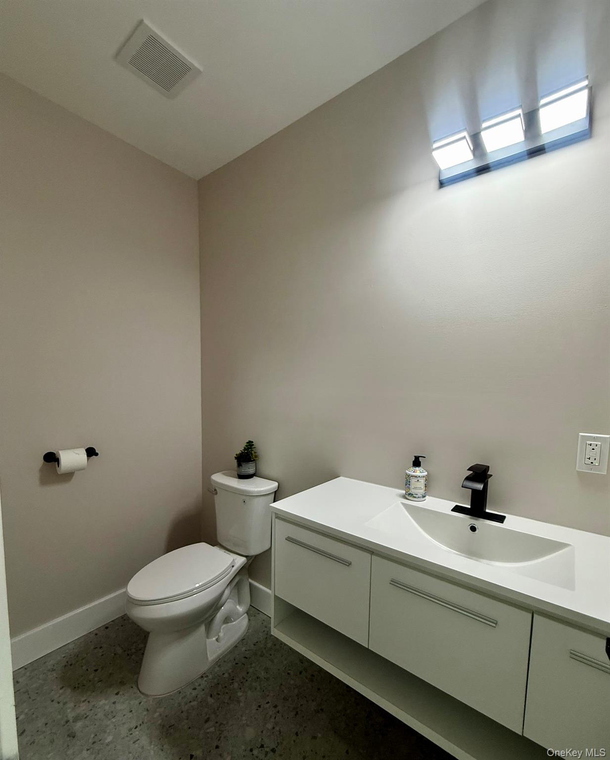 7 Frost Lane Property Photo 13
