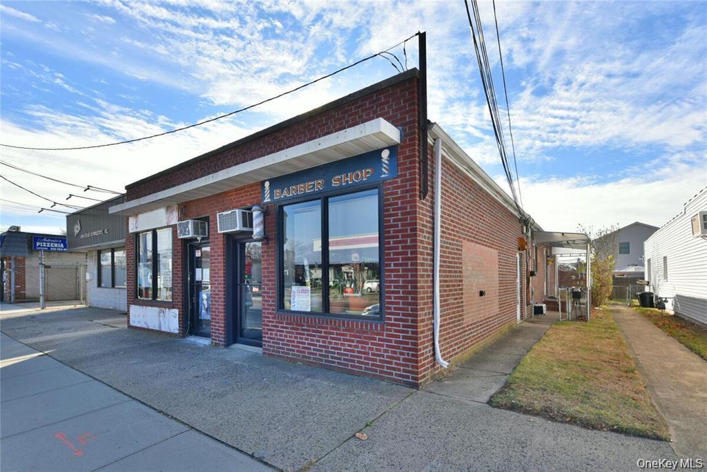 542 East Meadow Property Photo 4