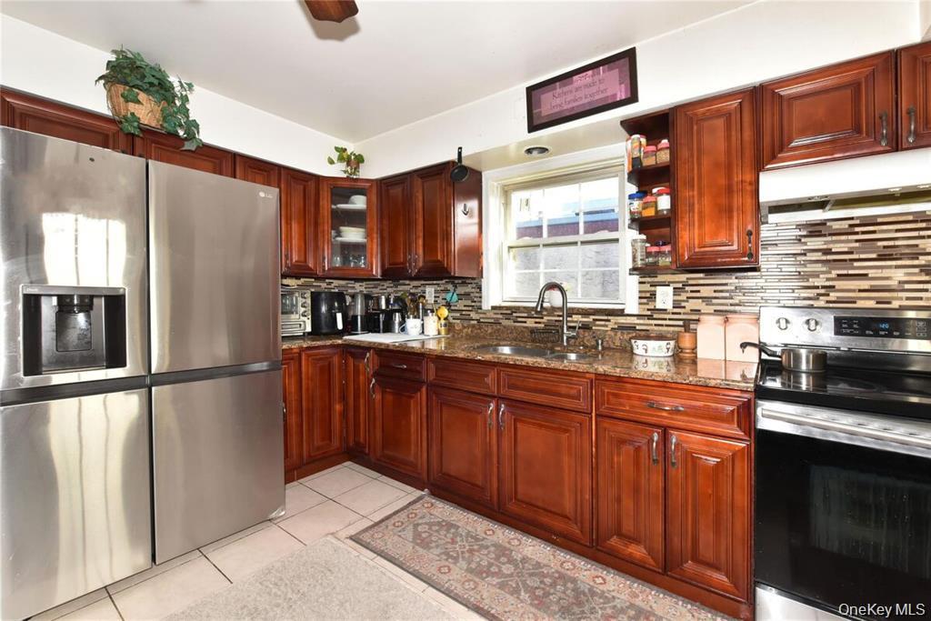 542 East Meadow Property Photo 5