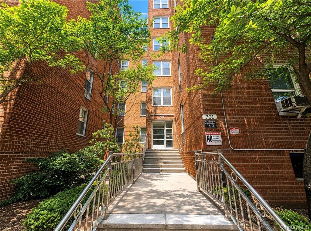701 Gerald Court 2E Property Photo 1
