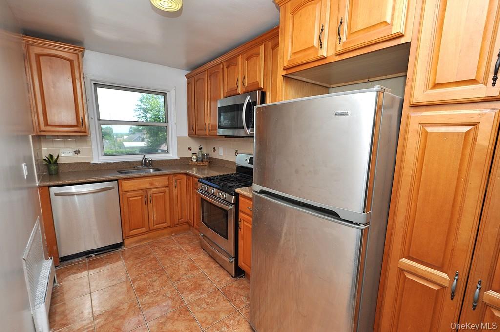 485 Webster Avenue B5 Property Photo 7
