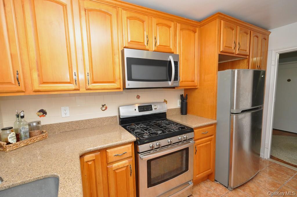 485 Webster Avenue B5 Property Photo 8