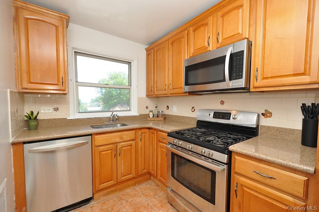 485 Webster Avenue B5 Property Photo 9