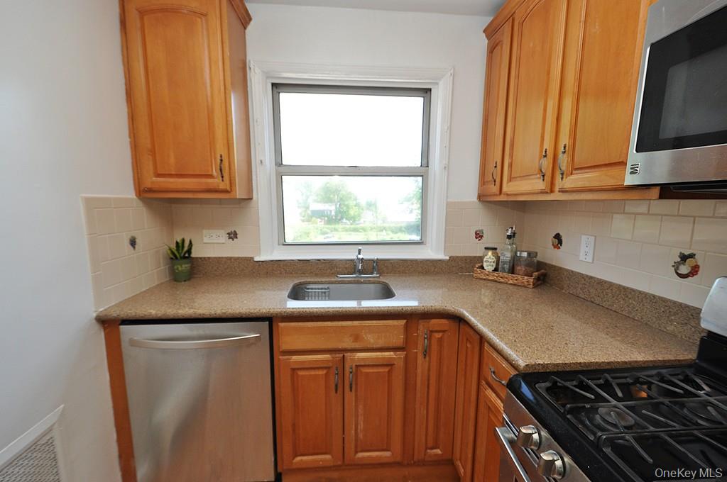 485 Webster Avenue B5 Property Photo 10