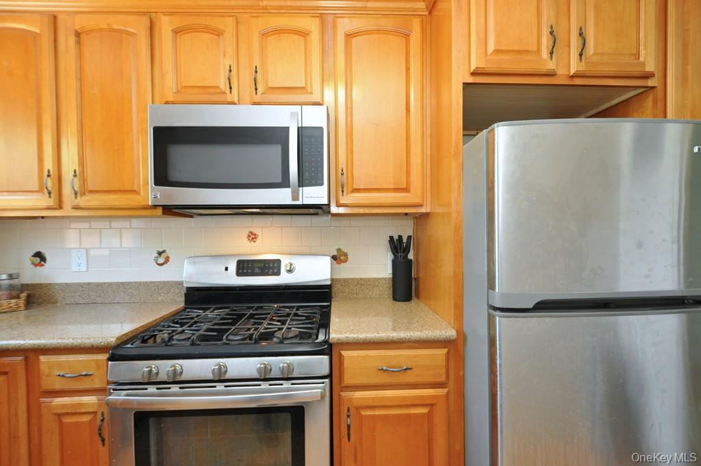 485 Webster Avenue B5 Property Photo 11
