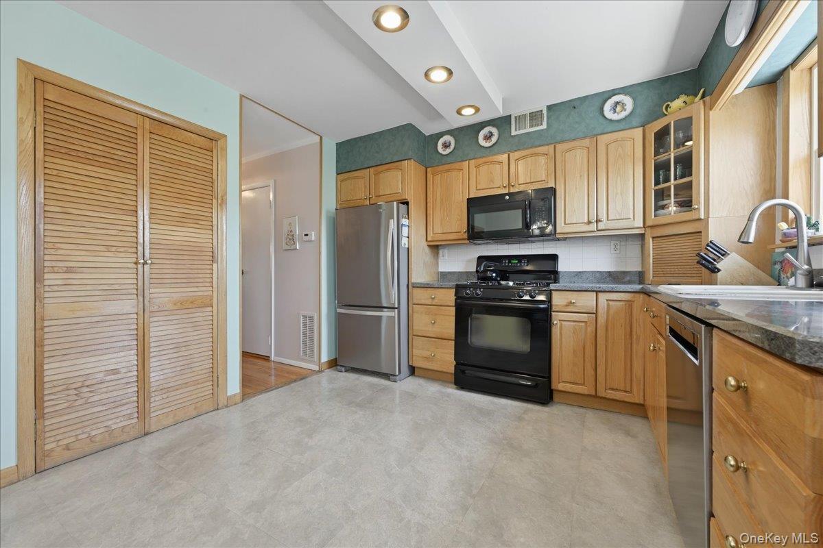 6369 Douglaston Parkway 56 Property Photo 13