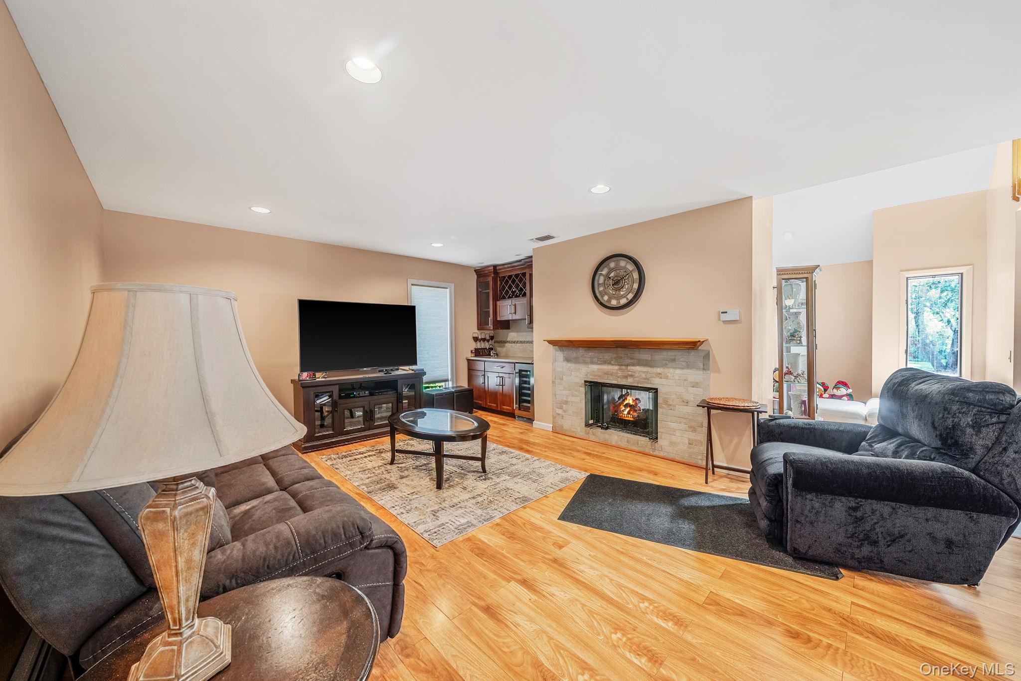 6 Sachem Court Property Photo 4