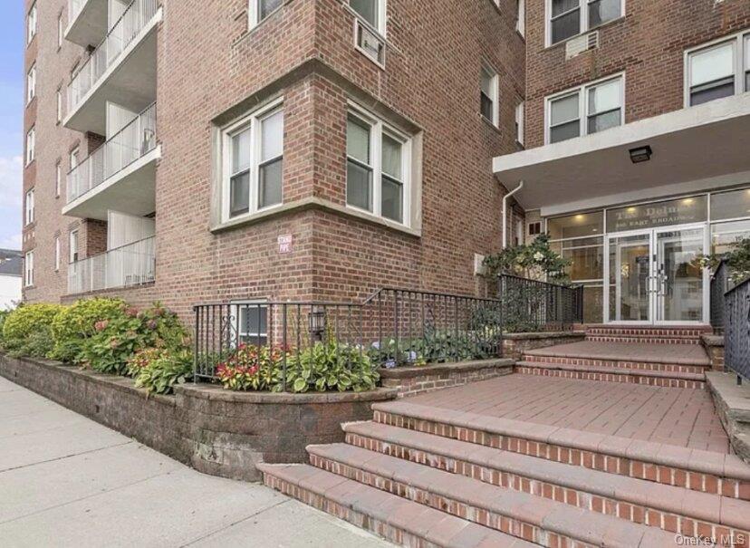 210 E Broadway 6J Property Photo 1