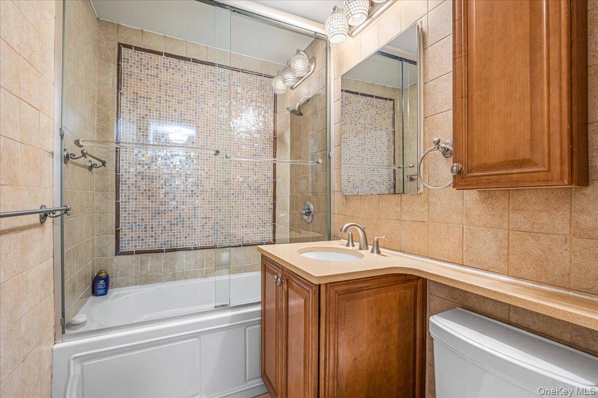 18-15 215 Street 1g Property Photo 6