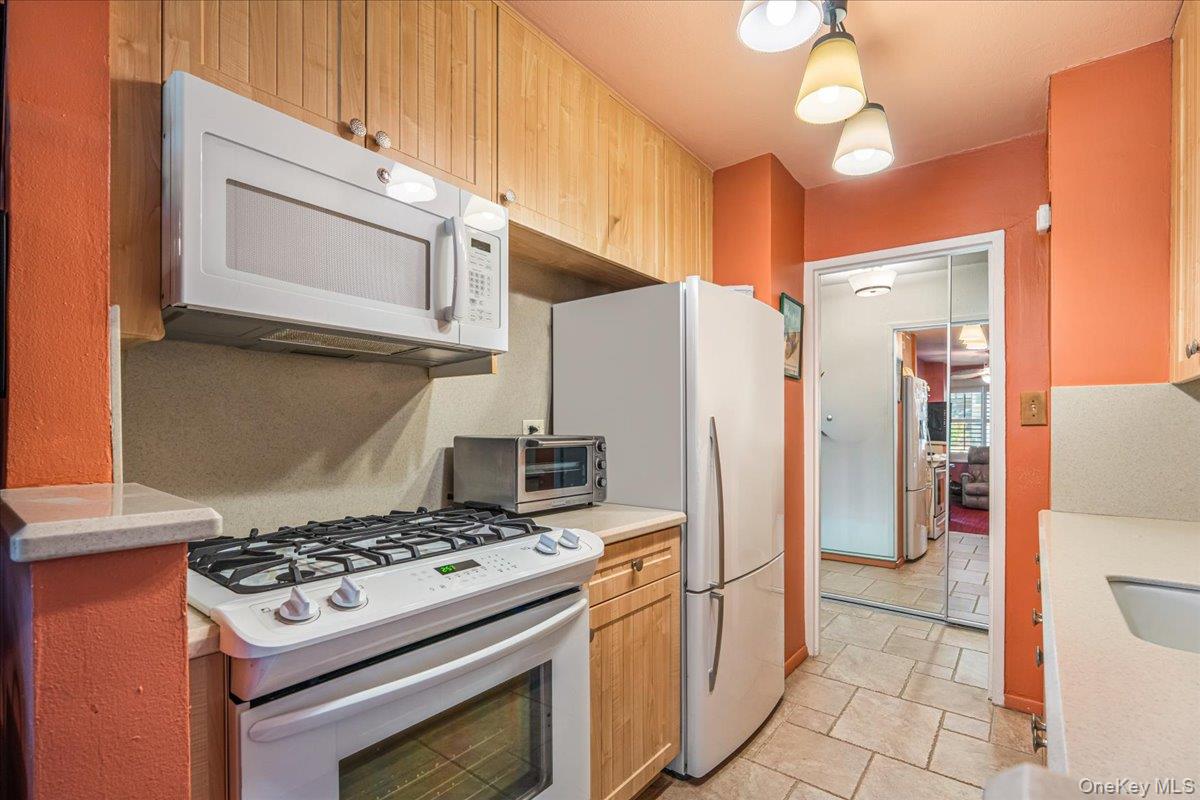 18-15 215 Street 1g Property Photo 10