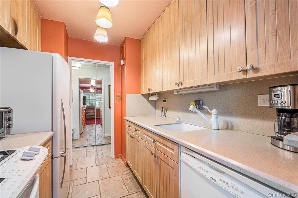 18-15 215 Street 1g Property Photo 11