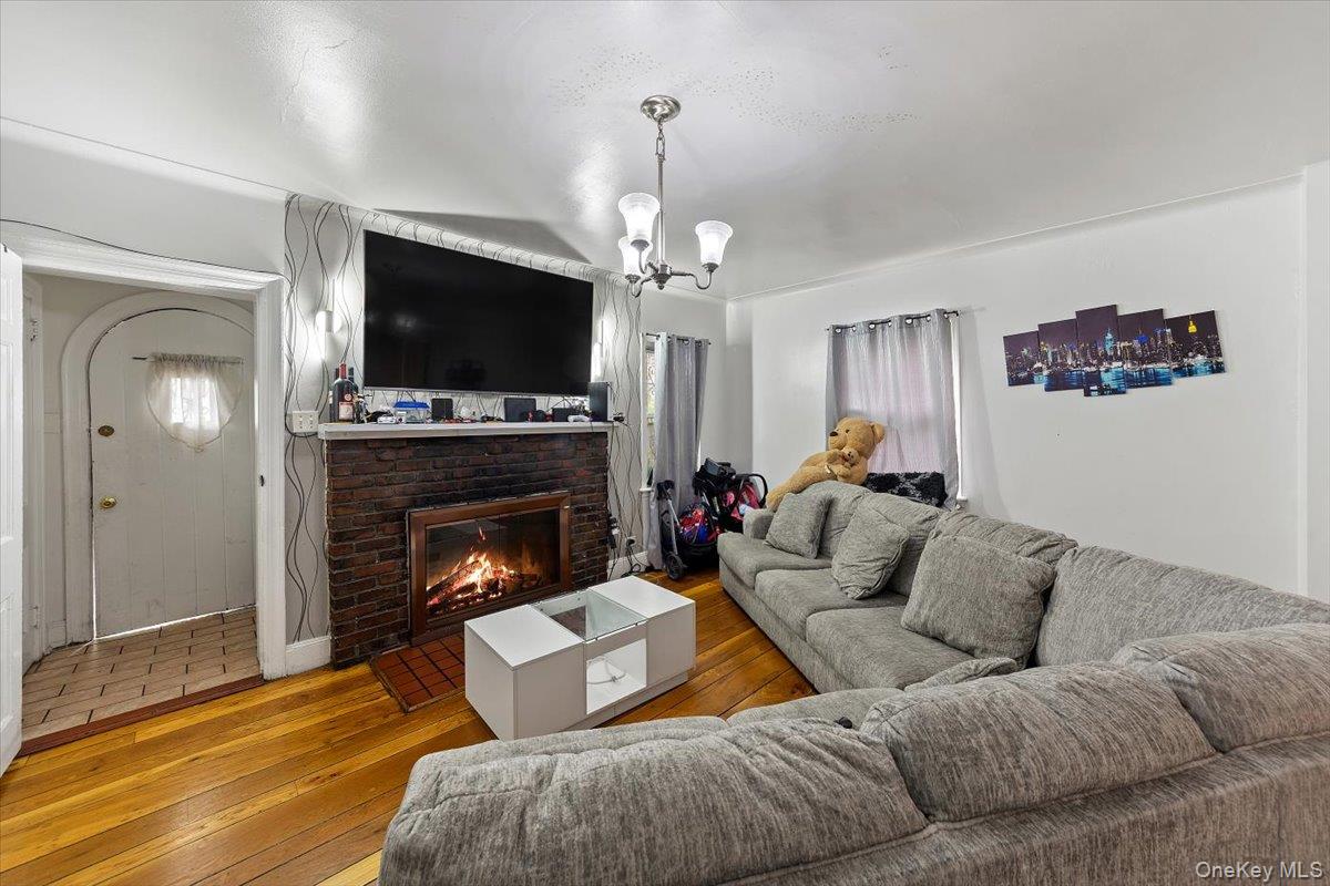 2323 Powell Avenue Property Photo 5