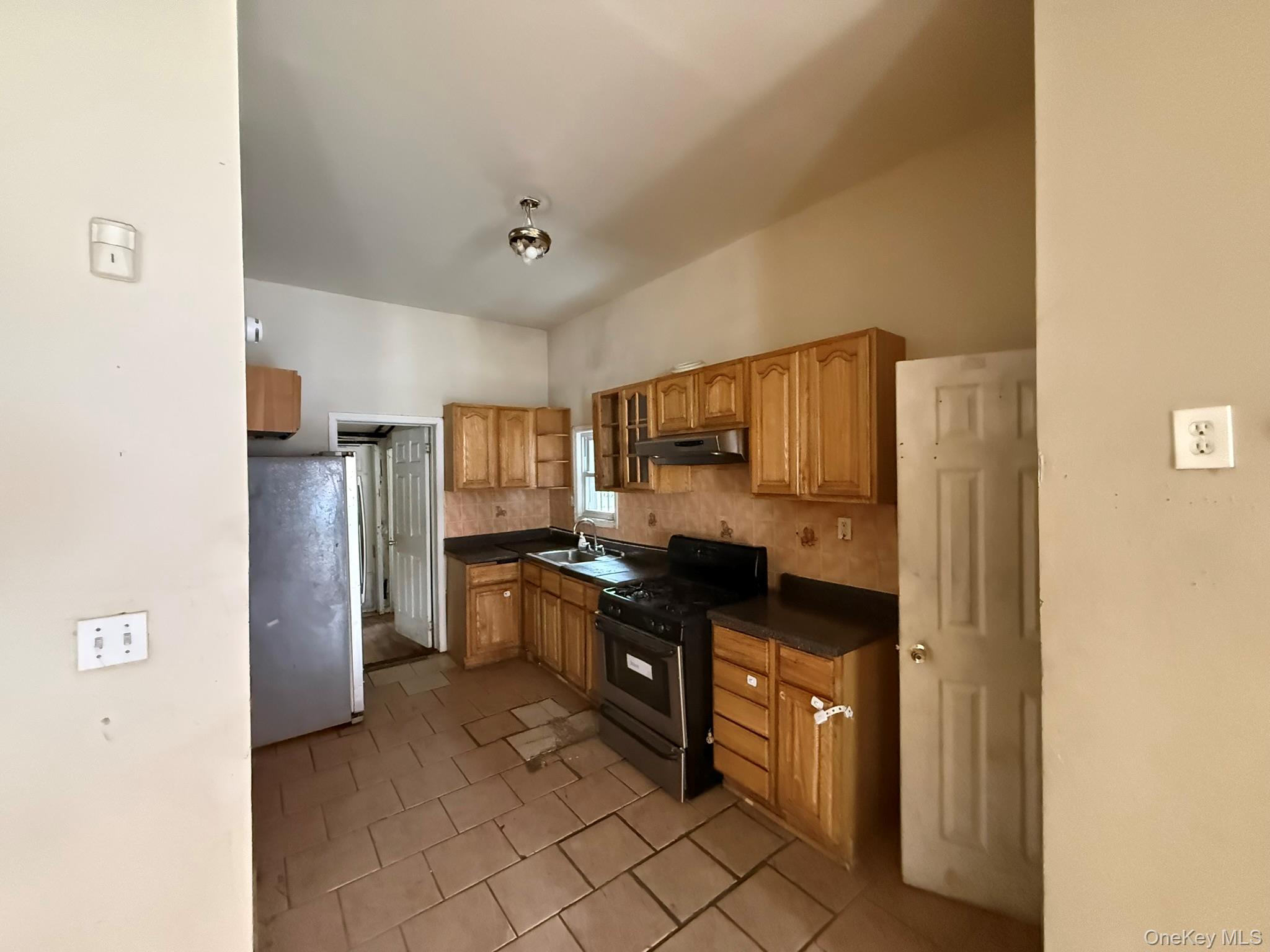 740 E 218th Street Property Photo 4