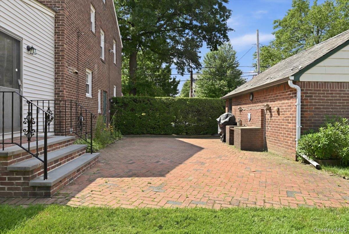 225 Crocus Avenue Property Photo 34