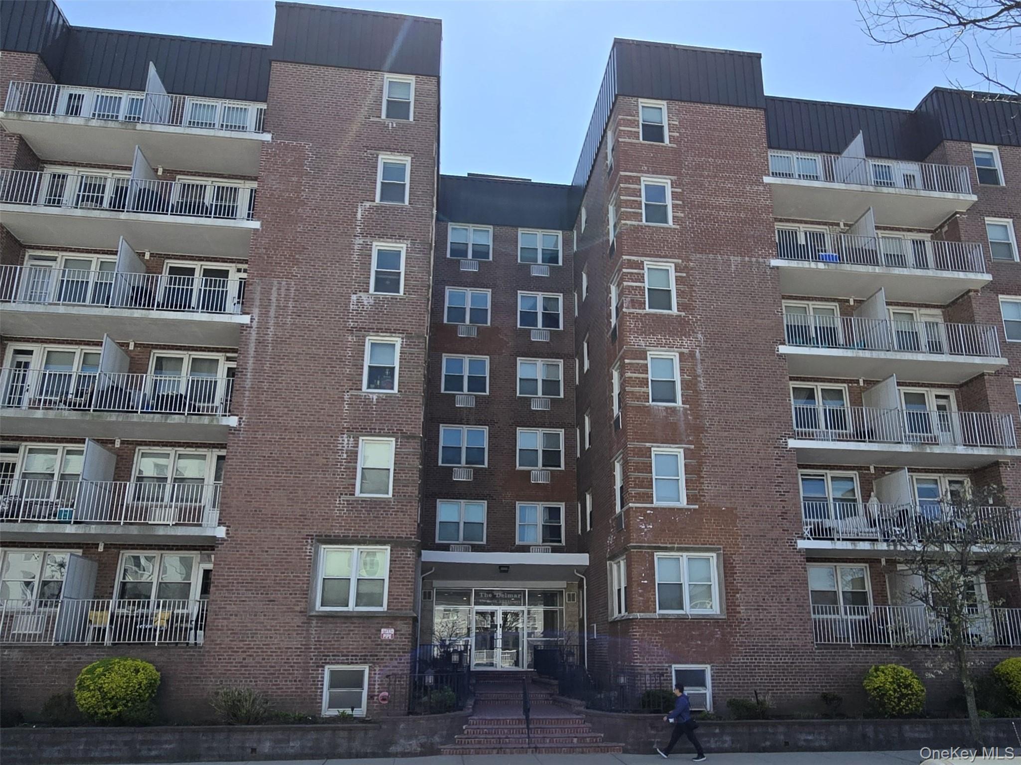 210 E Broadway 1H Property Photo 1