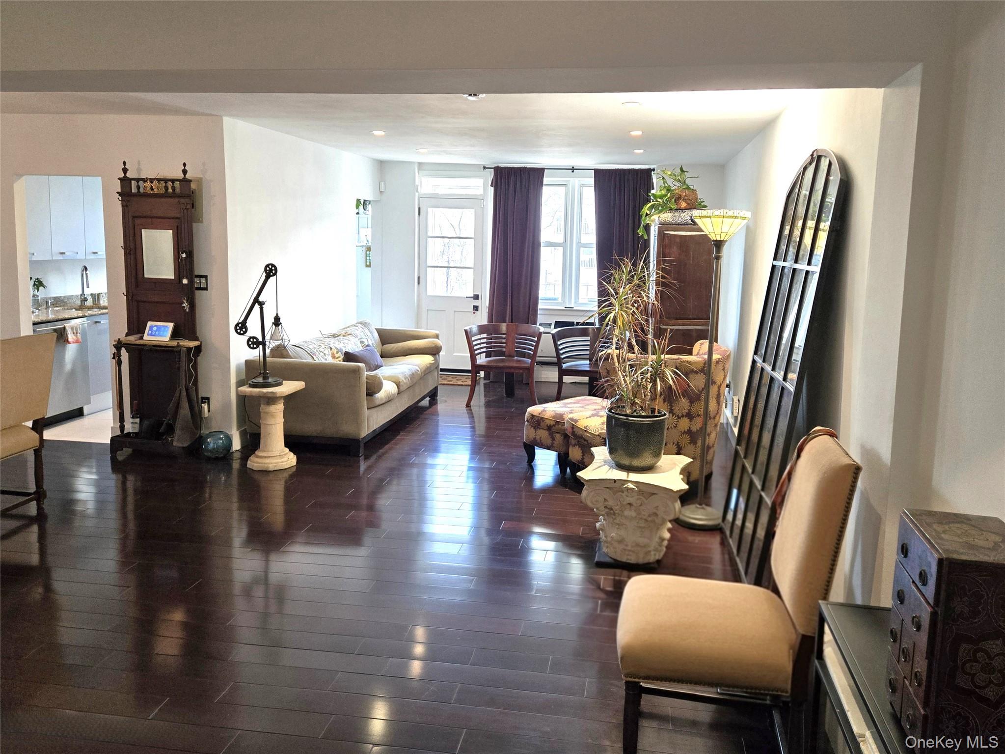 210 E Broadway 1h Property Photo 2