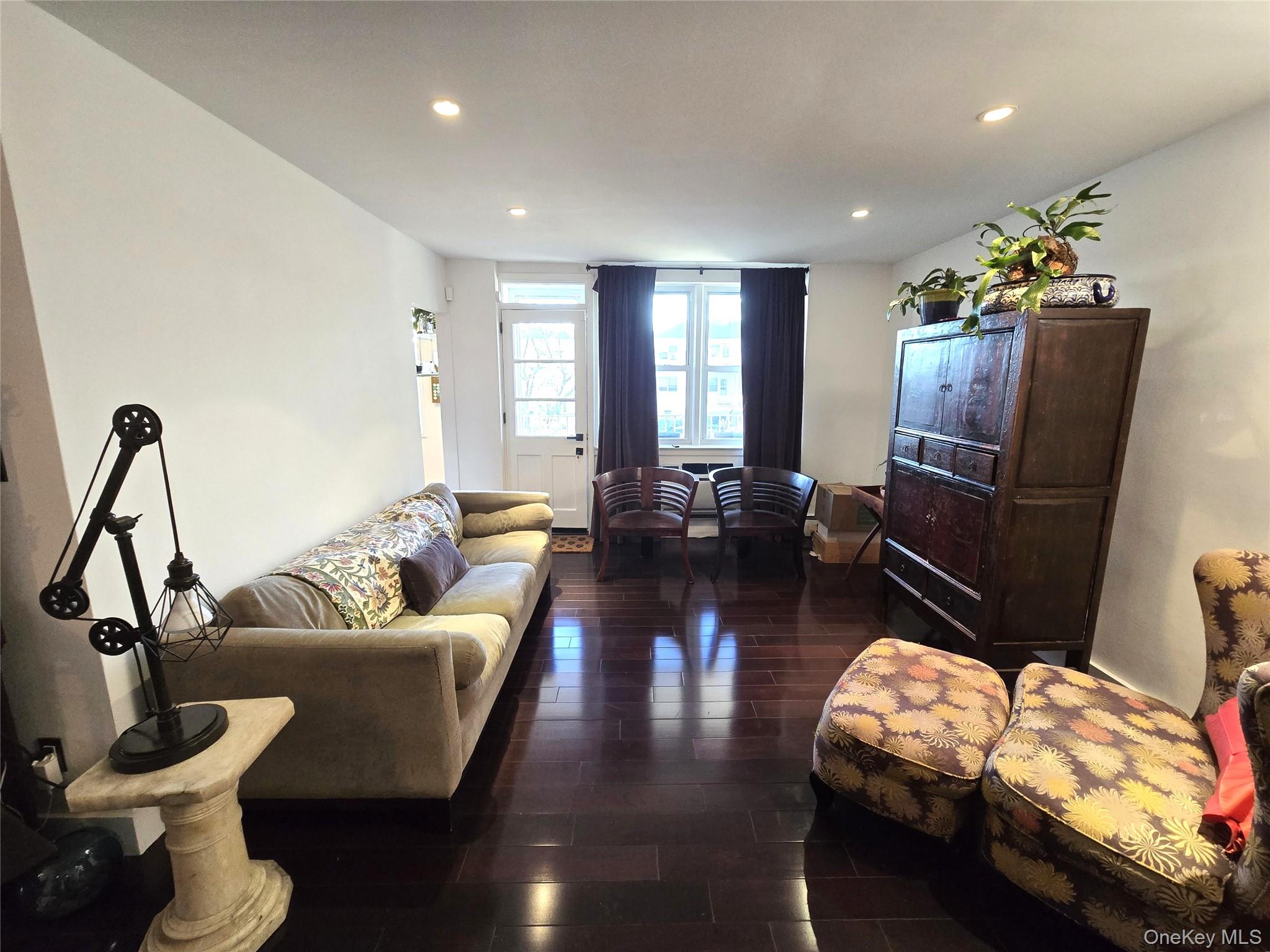 210 E Broadway 1h Property Photo 3