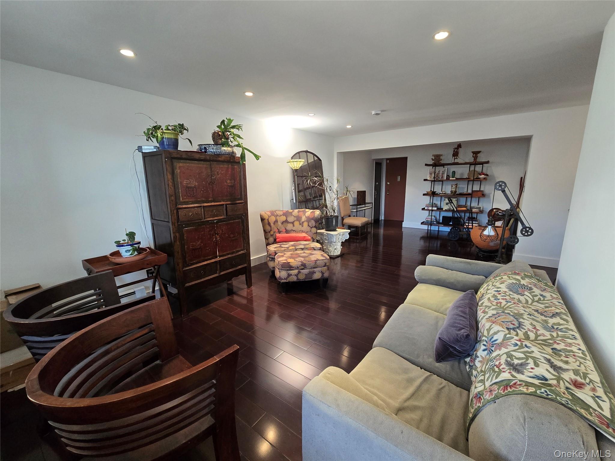 210 E Broadway 1h Property Photo 4