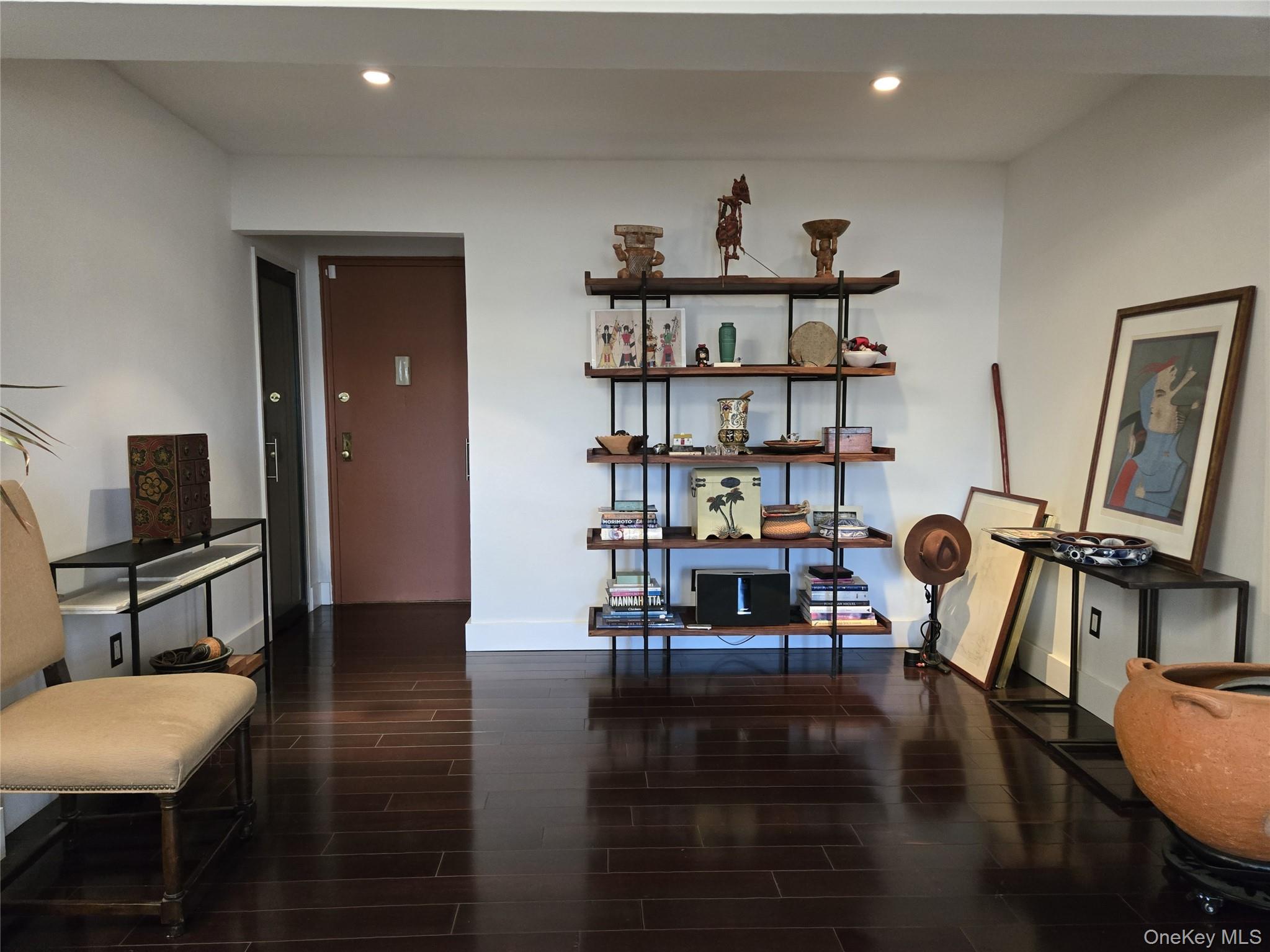 210 E Broadway 1h Property Photo 6