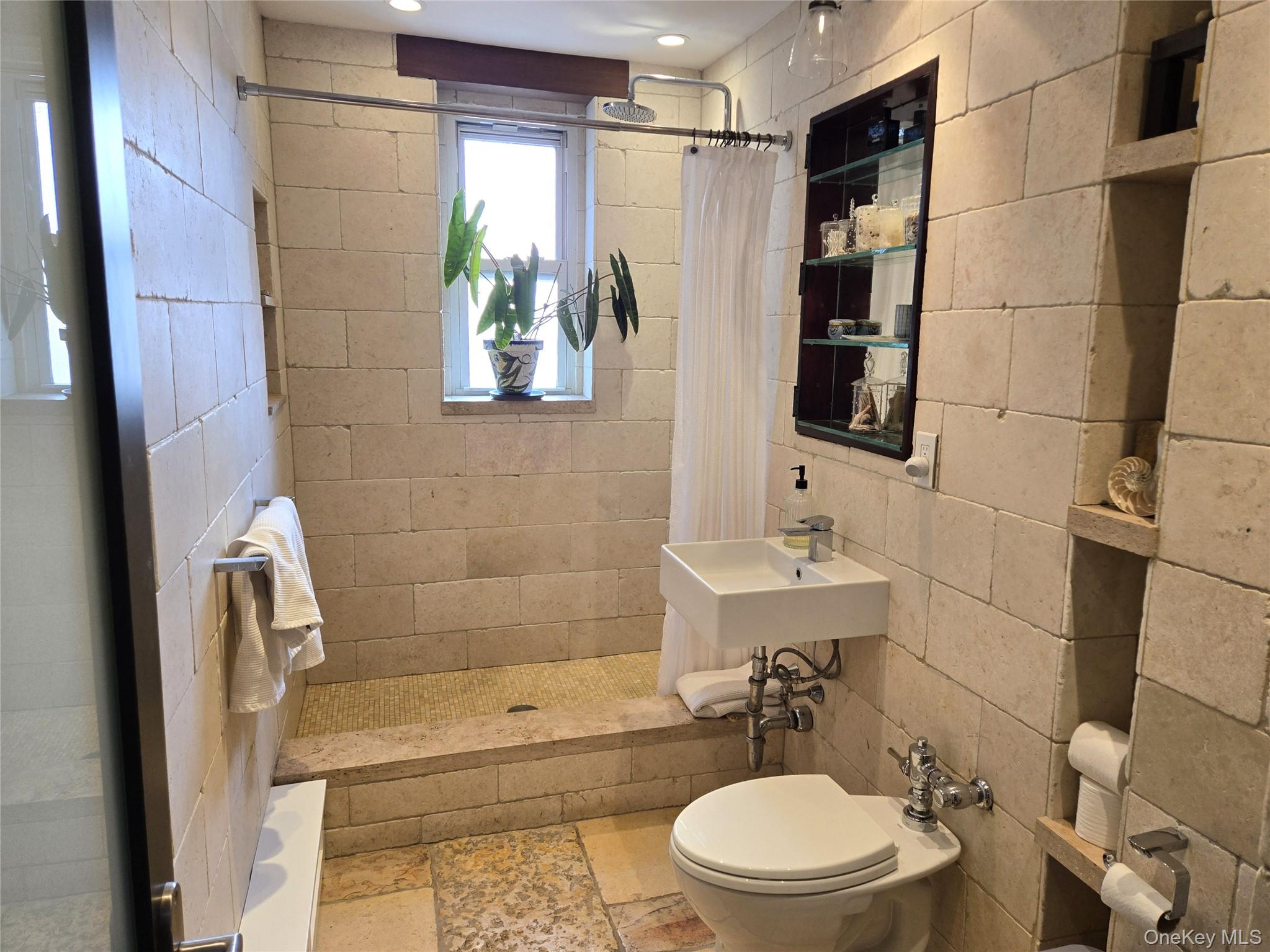 210 E Broadway 1h Property Photo 22