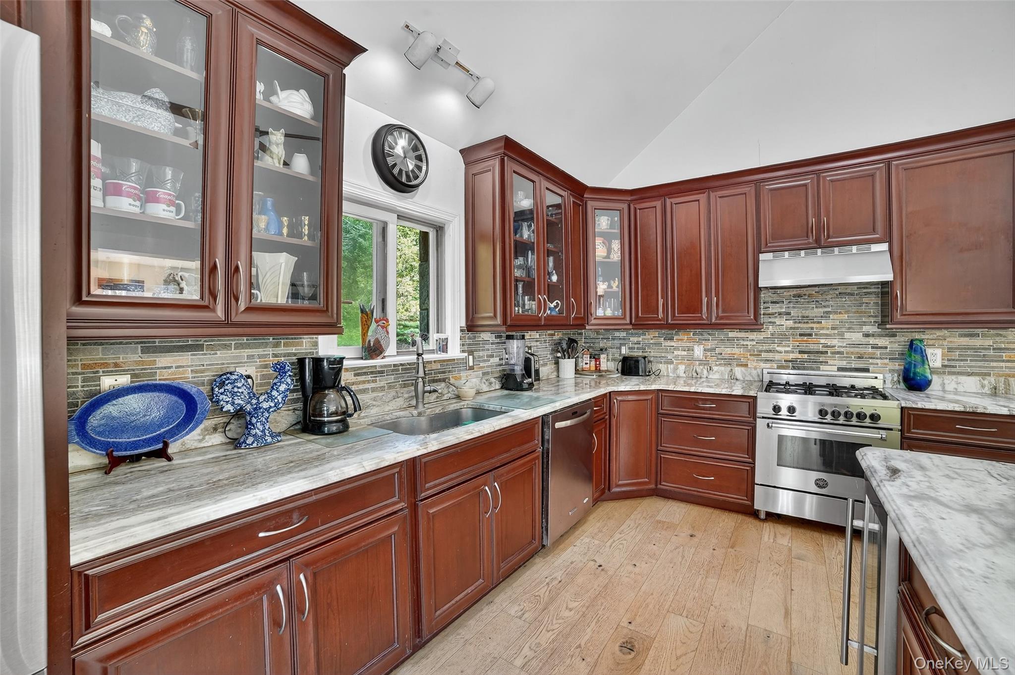 986 Cliff Avenue Property Photo 8
