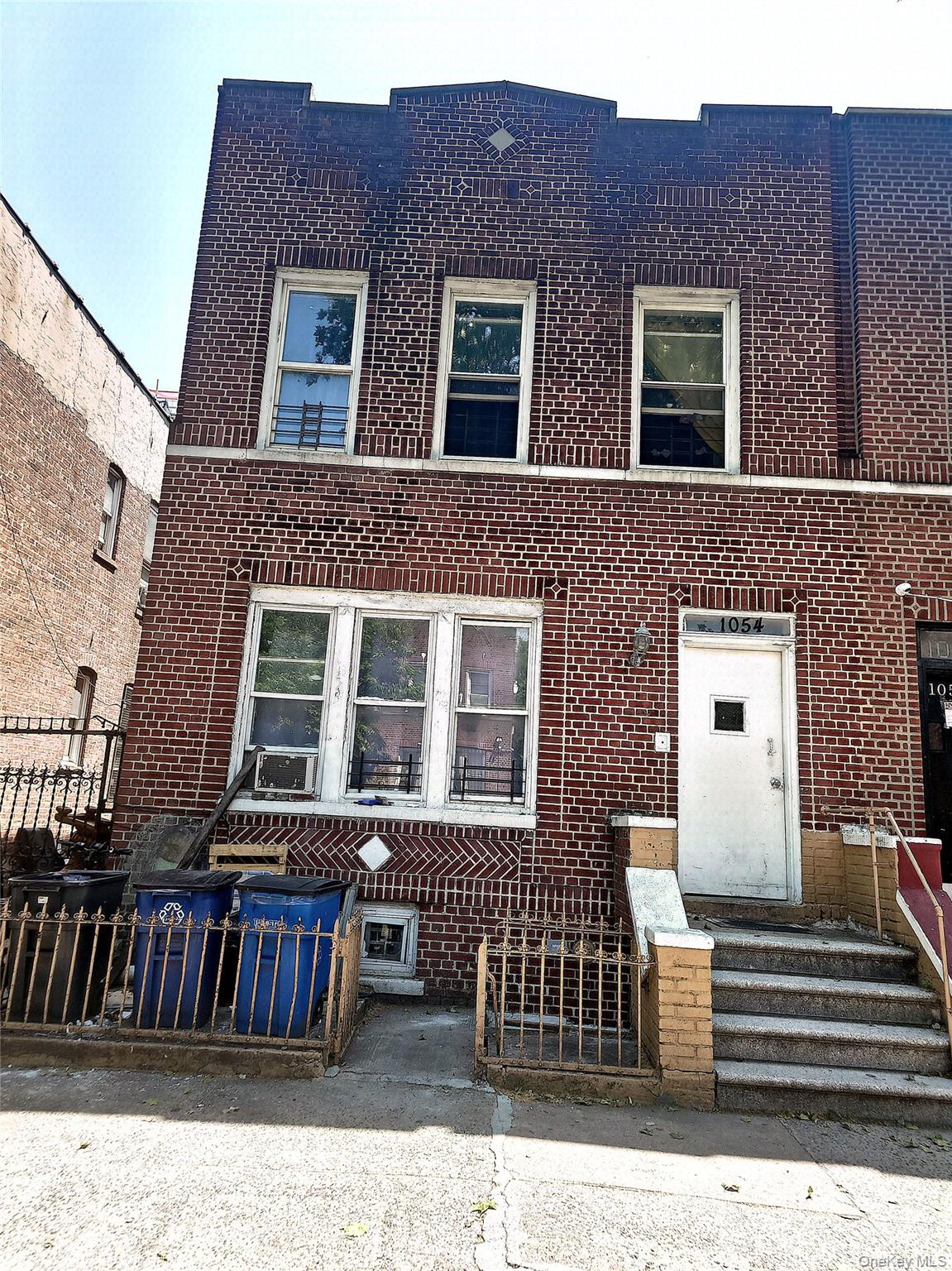 1054 Longfellow Avenue Property Photo 1