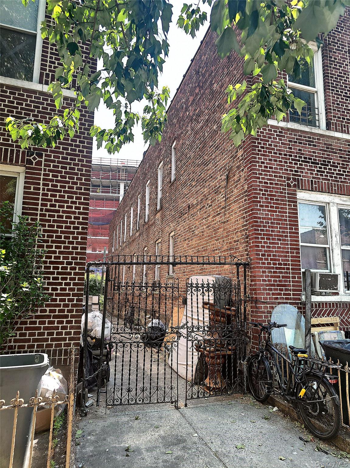1054 Longfellow Avenue Property Photo 2