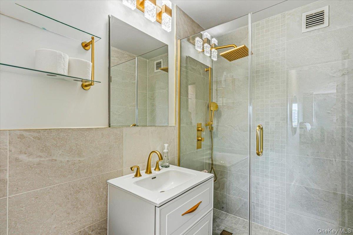 18-15 215th Street 5n Property Photo 10