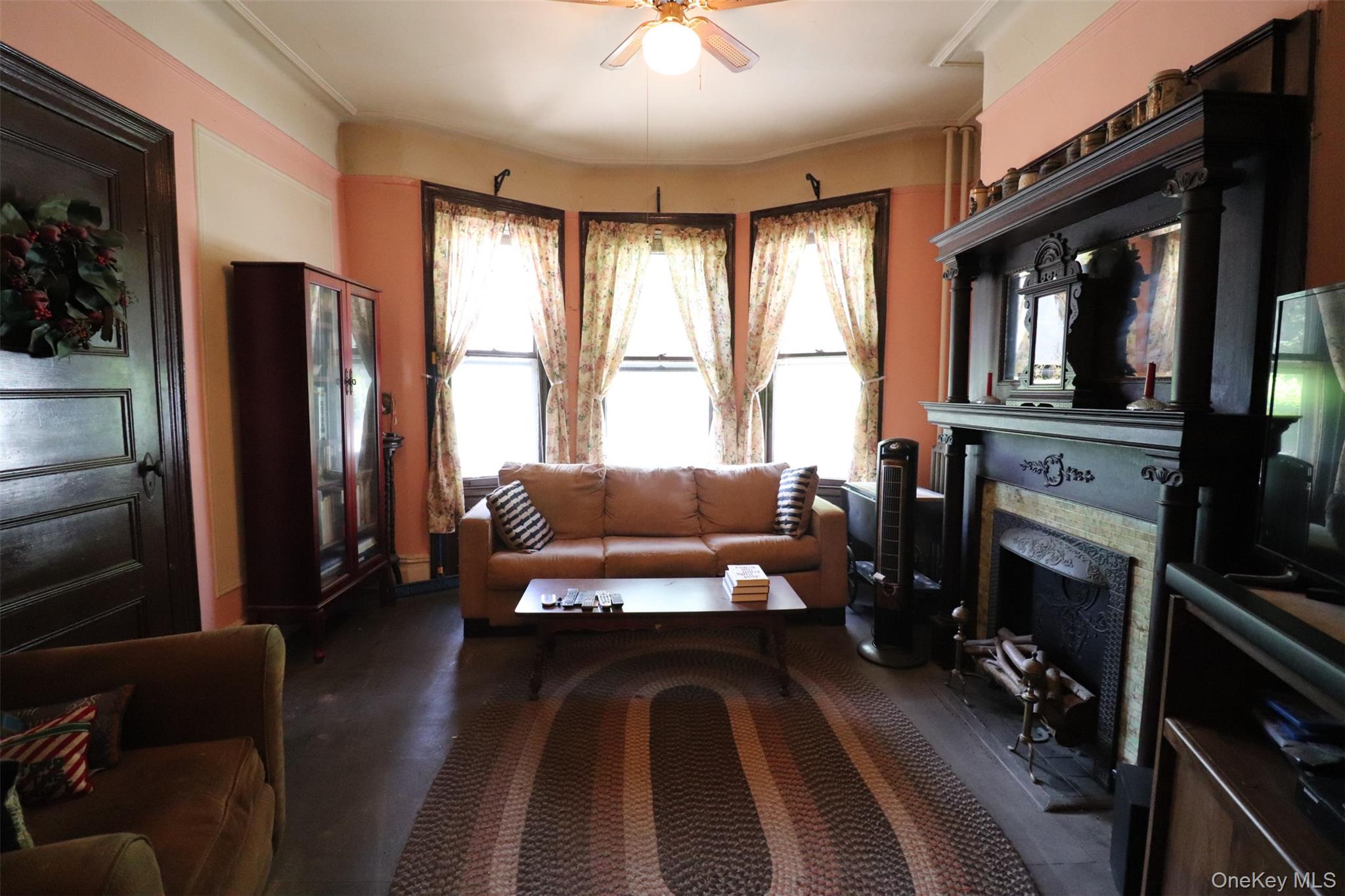 1918 Holland Avenue Property Photo 4