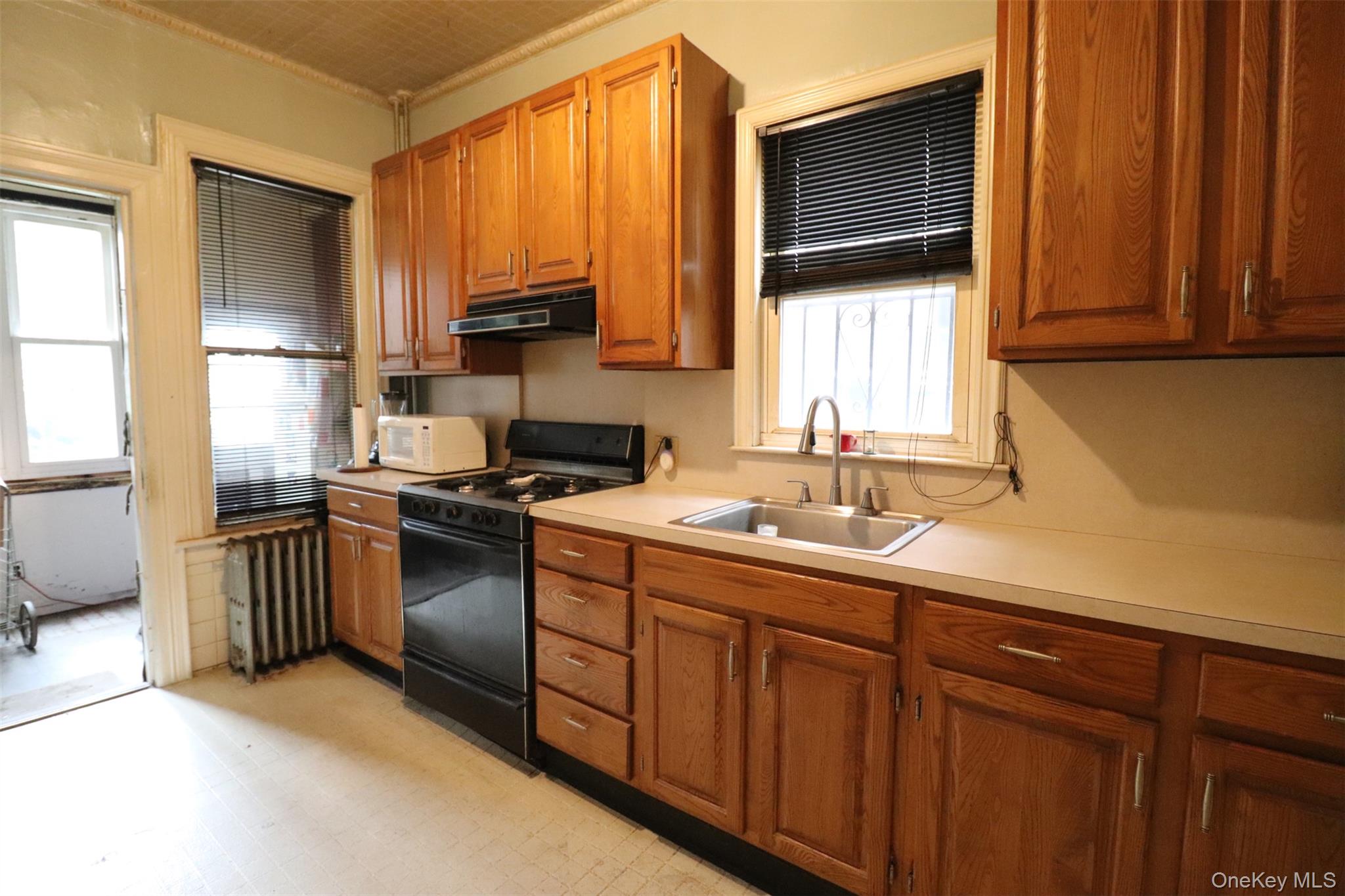 1918 Holland Avenue Property Photo 6