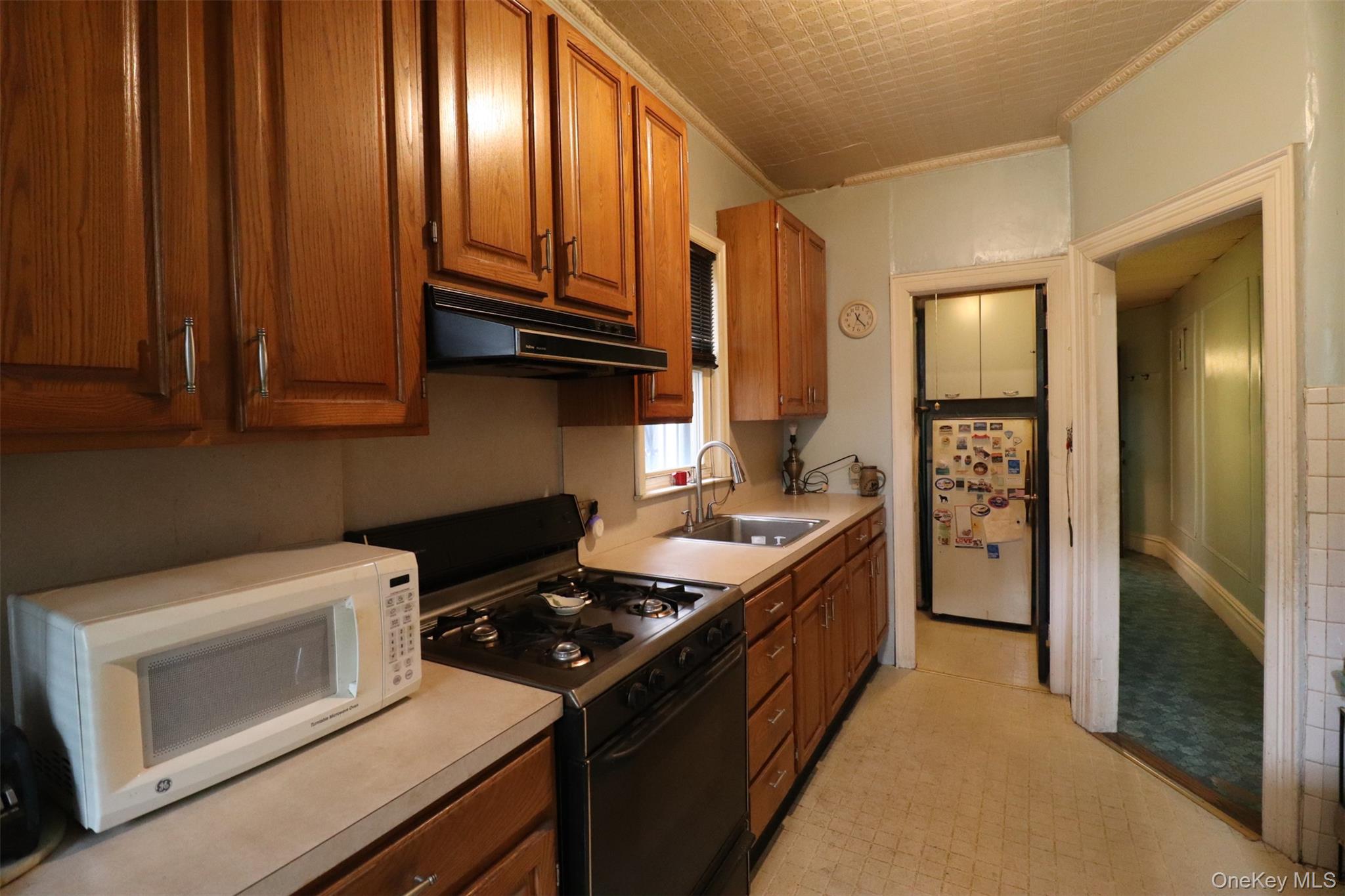1918 Holland Avenue Property Photo 7