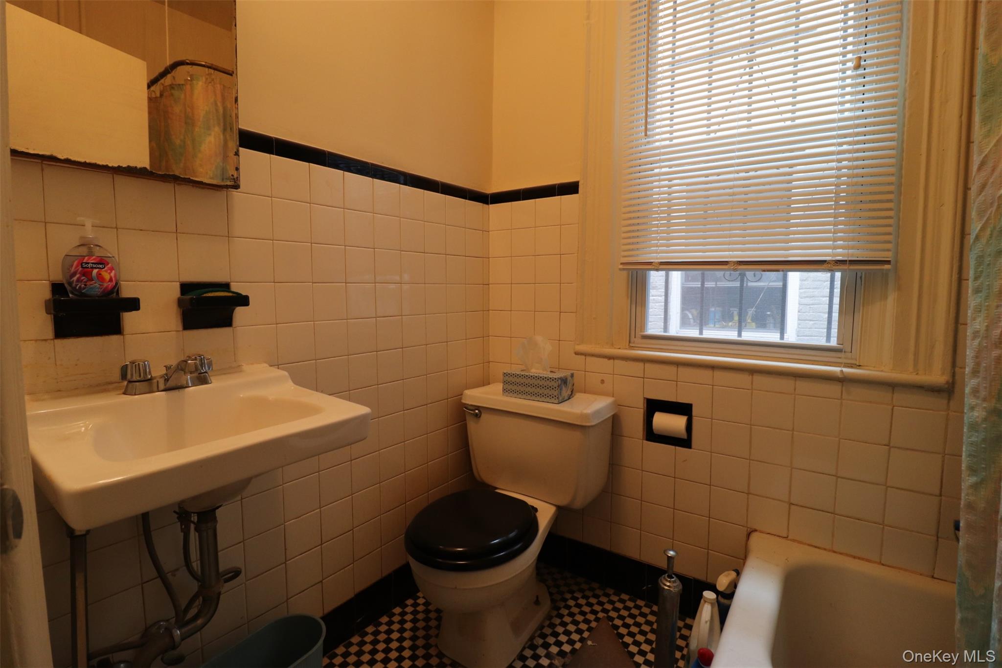 1918 Holland Avenue Property Photo 10