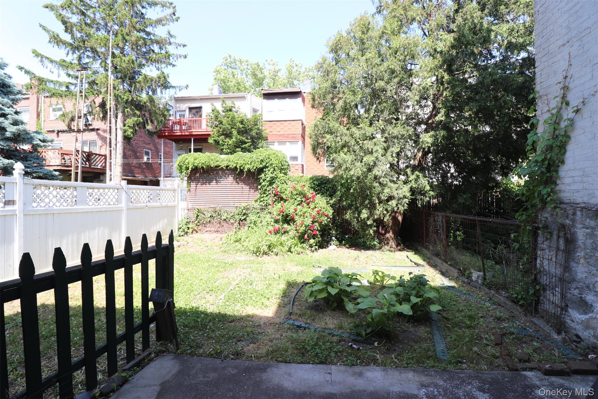1918 Holland Avenue Property Photo 12