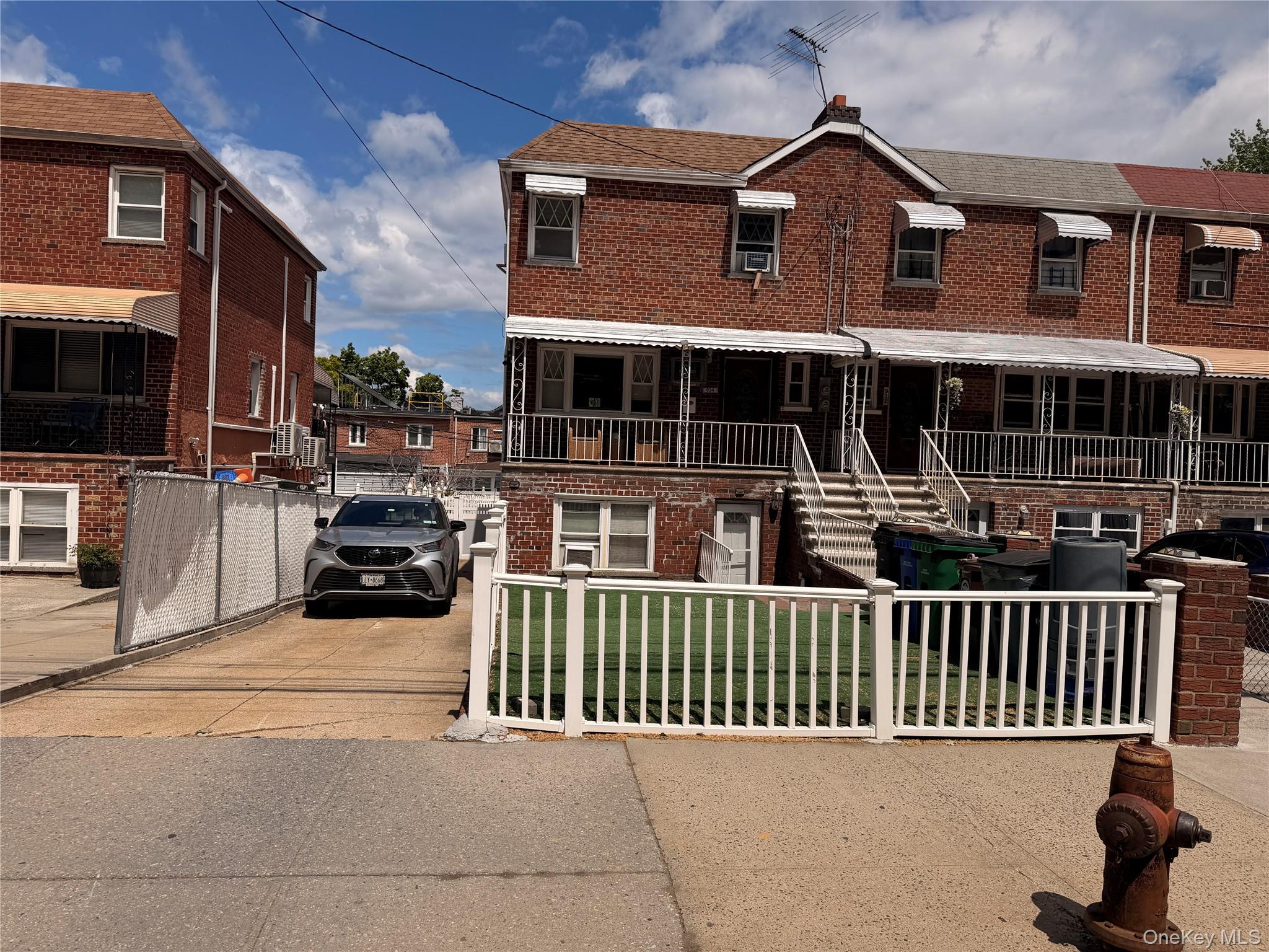 934 Balcom Avenue Property Photo 1