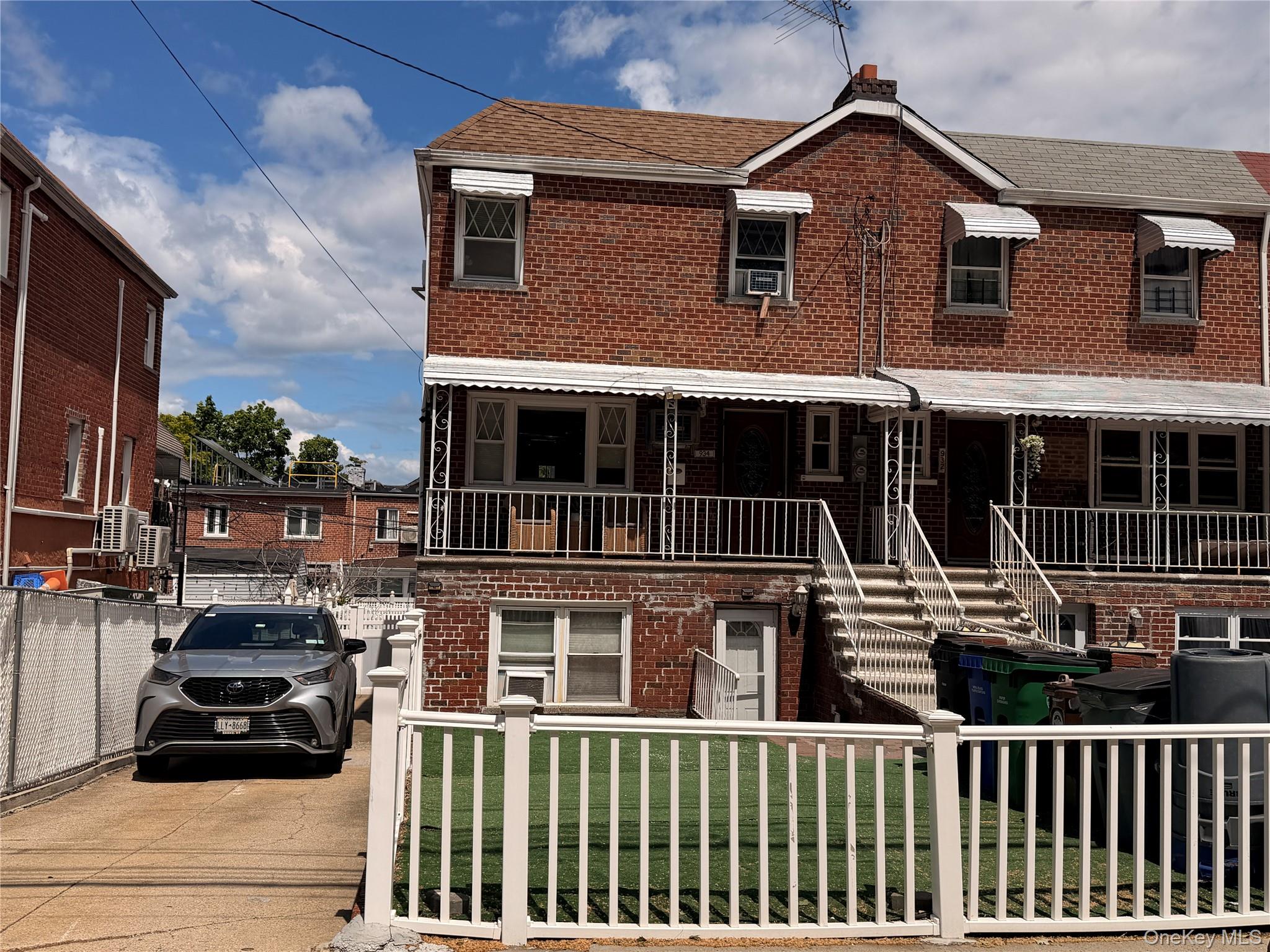 934 Balcom Avenue Property Photo 2