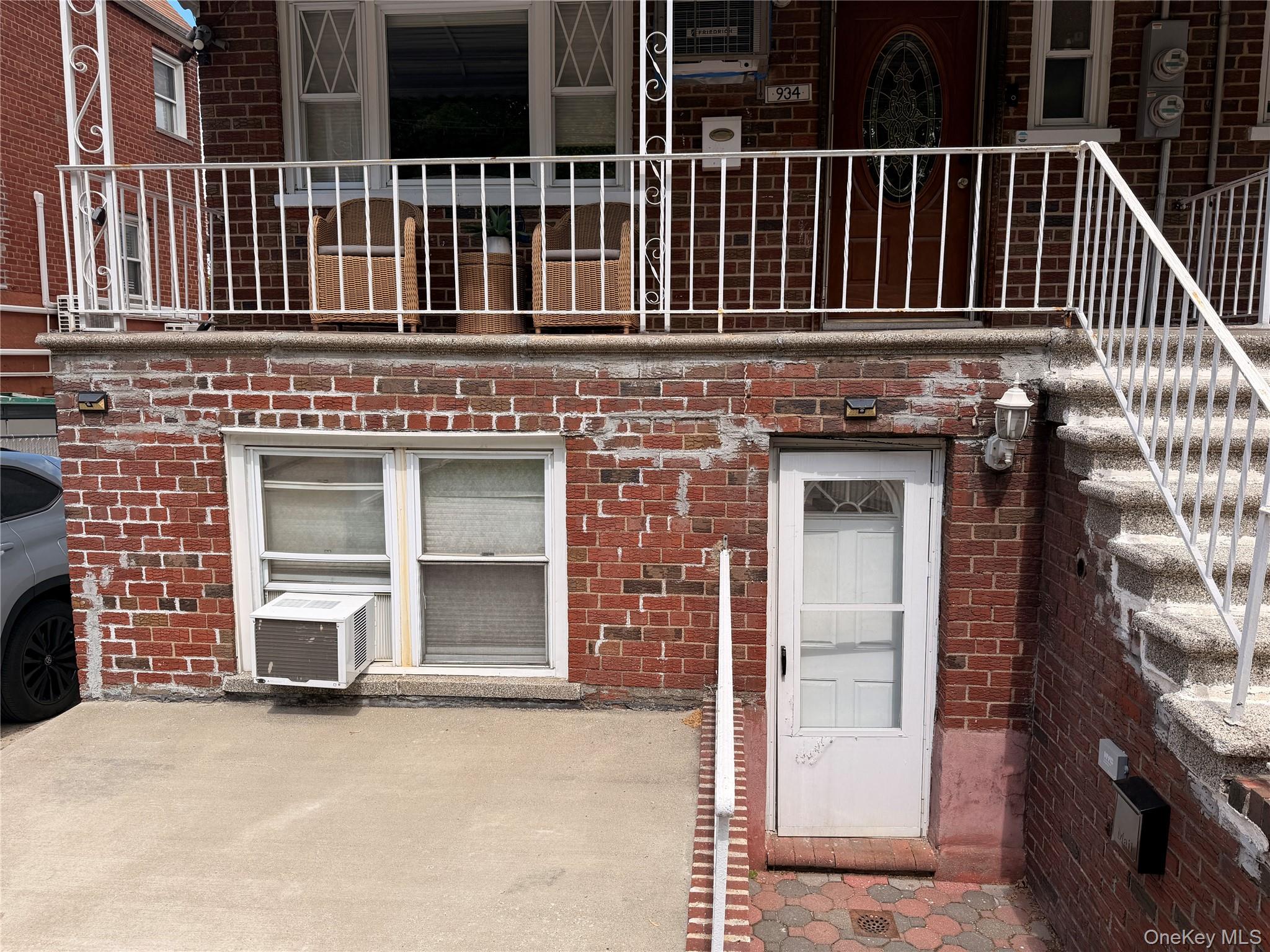 934 Balcom Avenue Property Photo 4