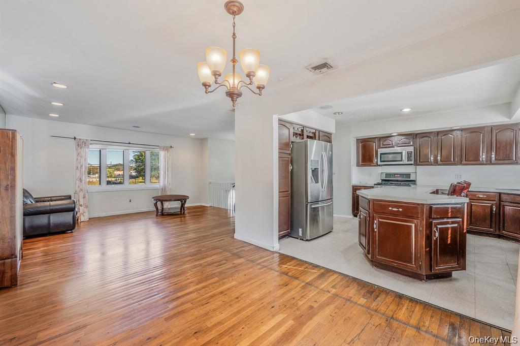 2864 Eastern Boulevard Property Photo 8