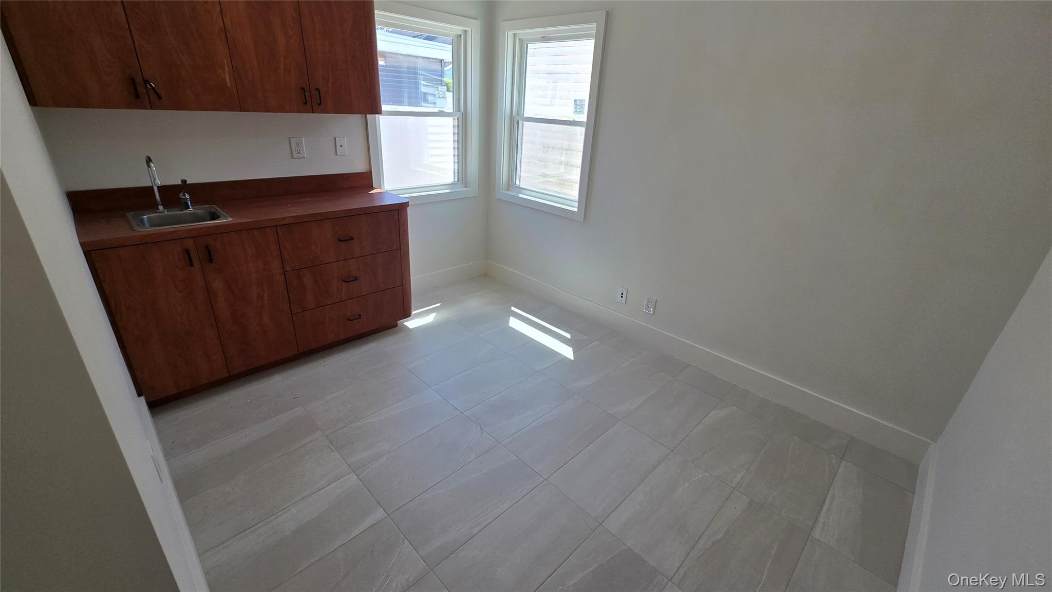 724 E Park Avenue Property Photo 9
