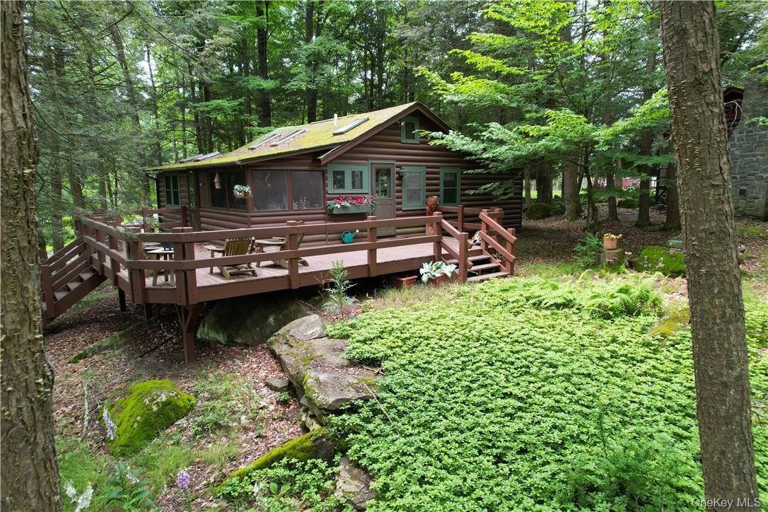 38 W Adirondack Trail Property Photo 2