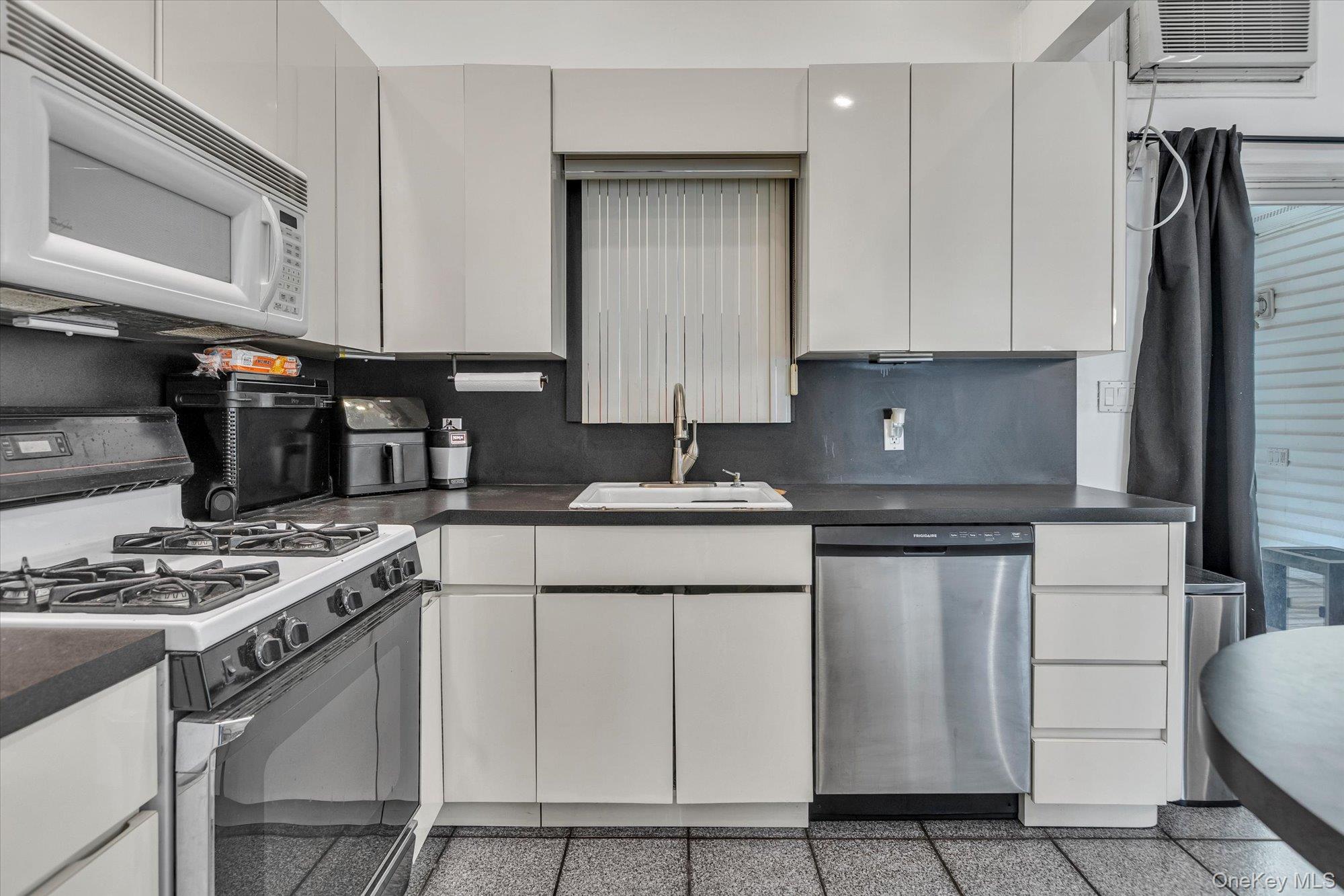 170 W 9th Street Property Photo 9