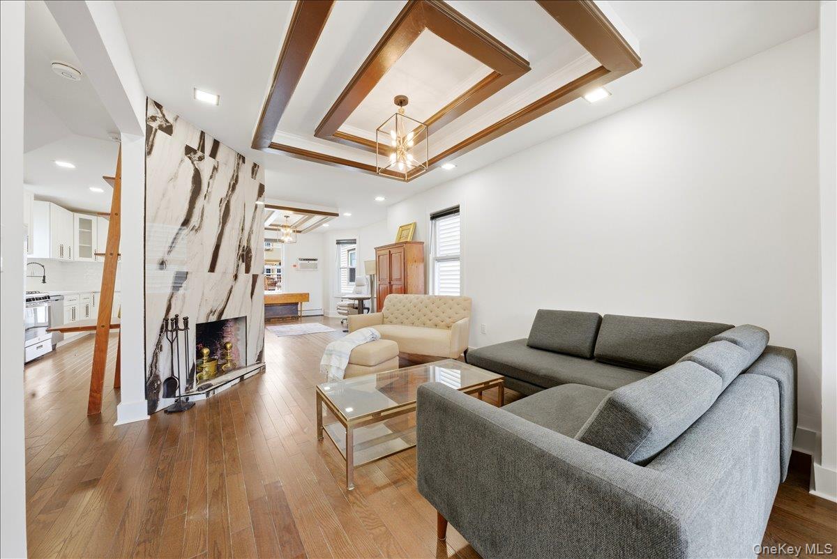 916 Clarence Avenue Property Photo 1