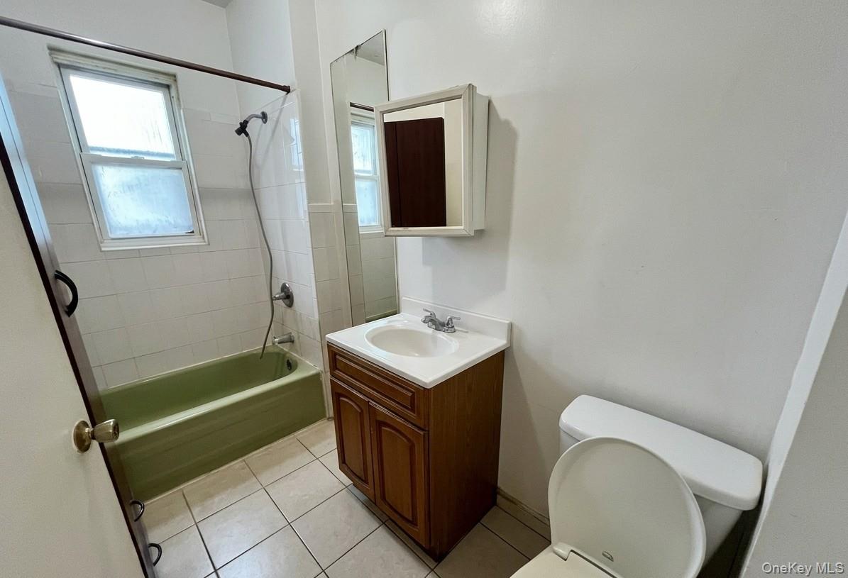 1542 Saint Lawrence Avenue Property Photo 3