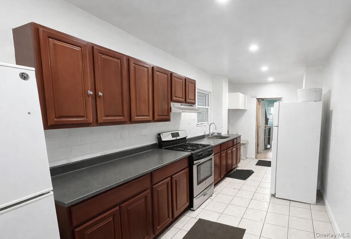 1542 Saint Lawrence Avenue Property Photo 10