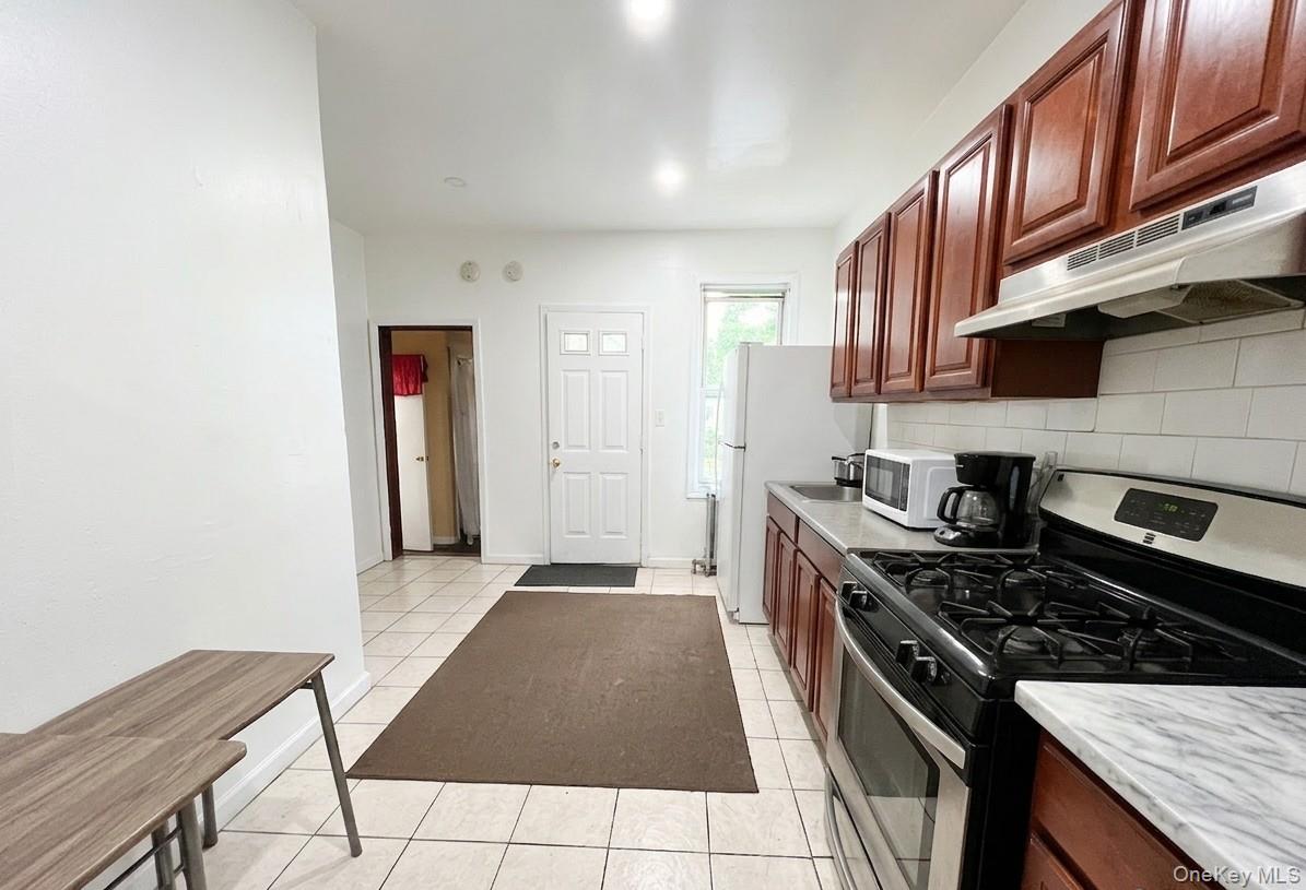1542 Saint Lawrence Avenue Property Photo 11